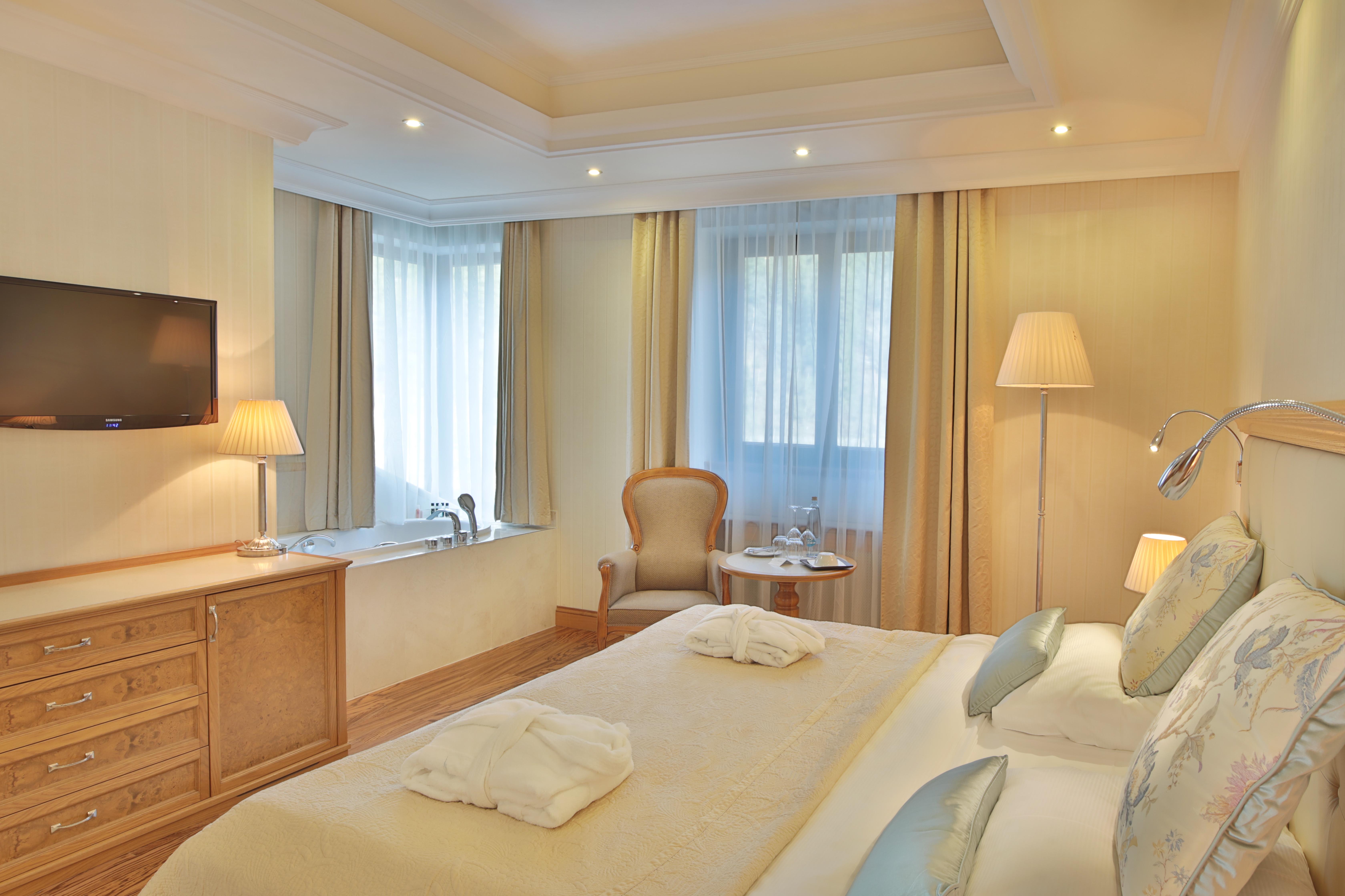 レトロ リバーサイド ウェルネス リゾート カルロヴィ・ヴァリ エクステリア 写真 A room at the hotel