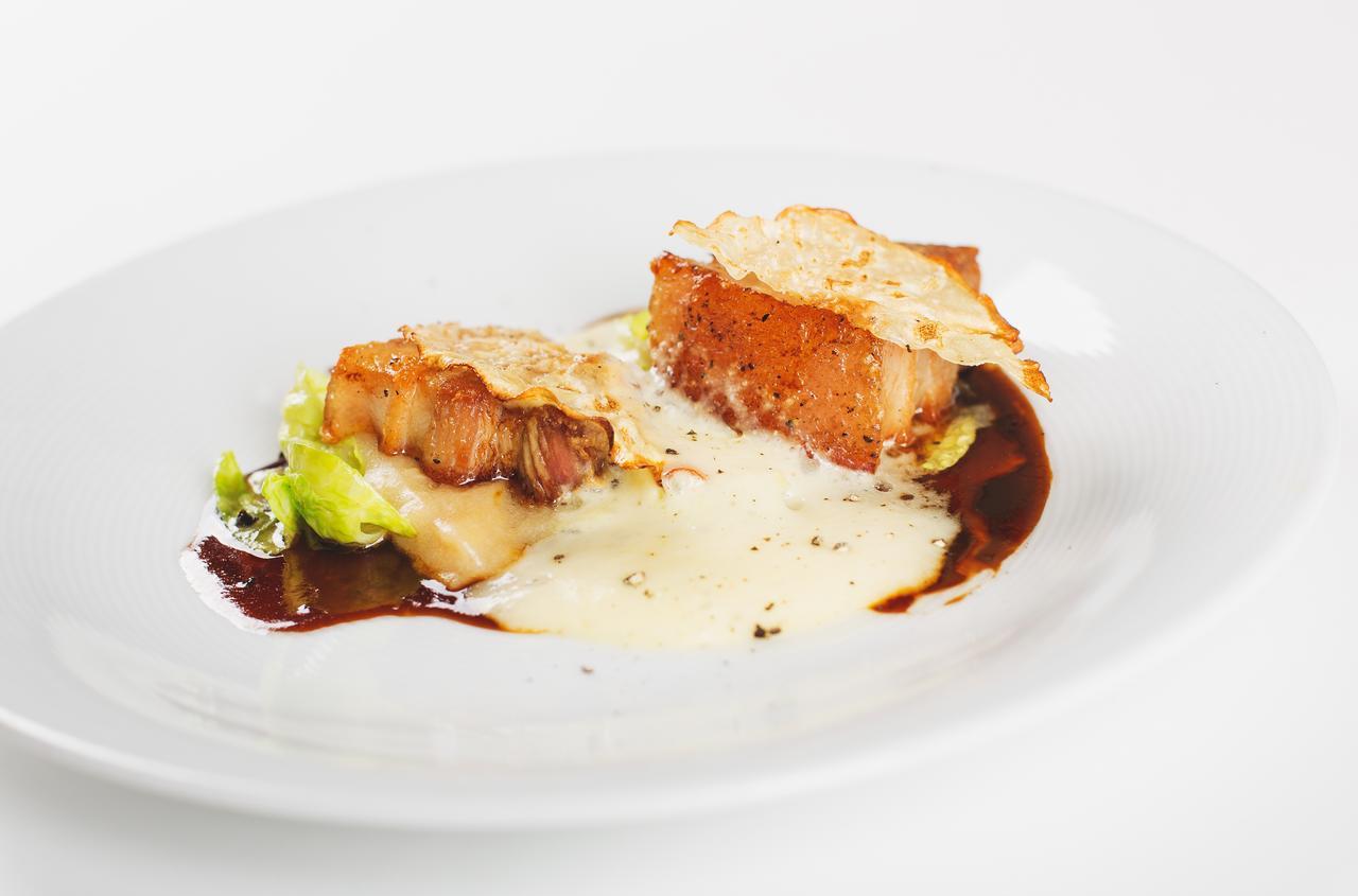 レトロ リバーサイド ウェルネス リゾート カルロヴィ・ヴァリ エクステリア 写真 A prepared dish of monkfish