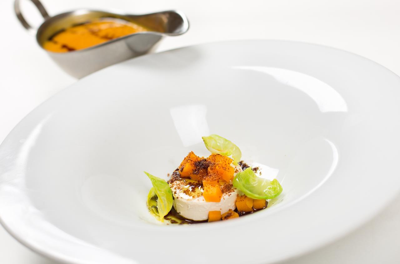 レトロ リバーサイド ウェルネス リゾート カルロヴィ・ヴァリ エクステリア 写真 A modern French dish
